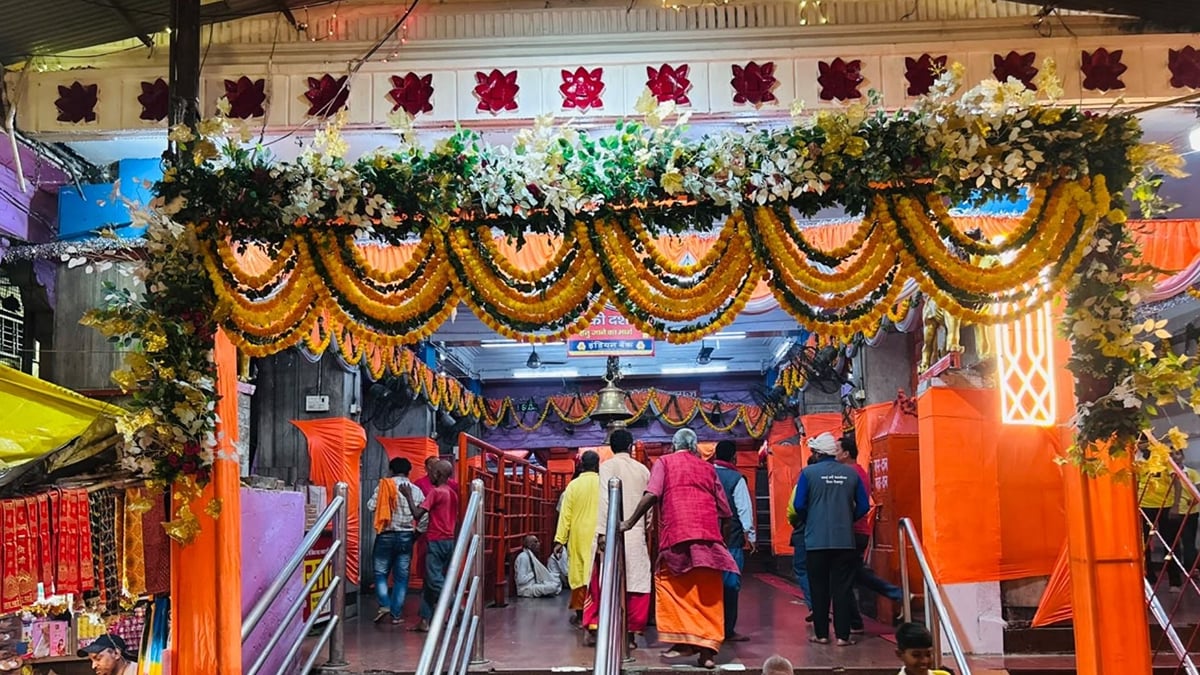 शारदीय नवरात्र: माता के जयकारे से गूंजा विंध्यधाम, आधी-अधूरी तैयारियों के बीच मेला शुरू; भक्तों में उल्लास