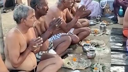सर्व पितृ अमावस्या पर संगम तट पर पूर्वजों के निमित्त पिंडदान किया गया।