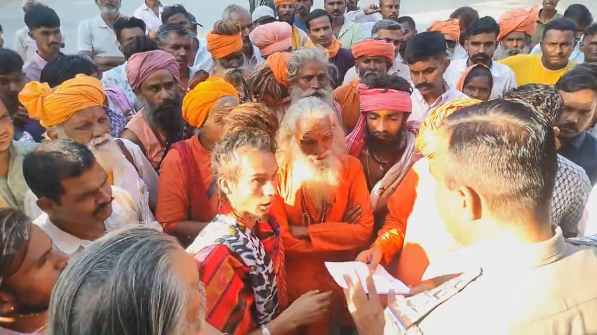 राजस्थान: संत त्रिवेणीगिरी की संदिग्ध मौत पर फूटा आक्रोश, थाने के बाहर धरने पर बैठे संत