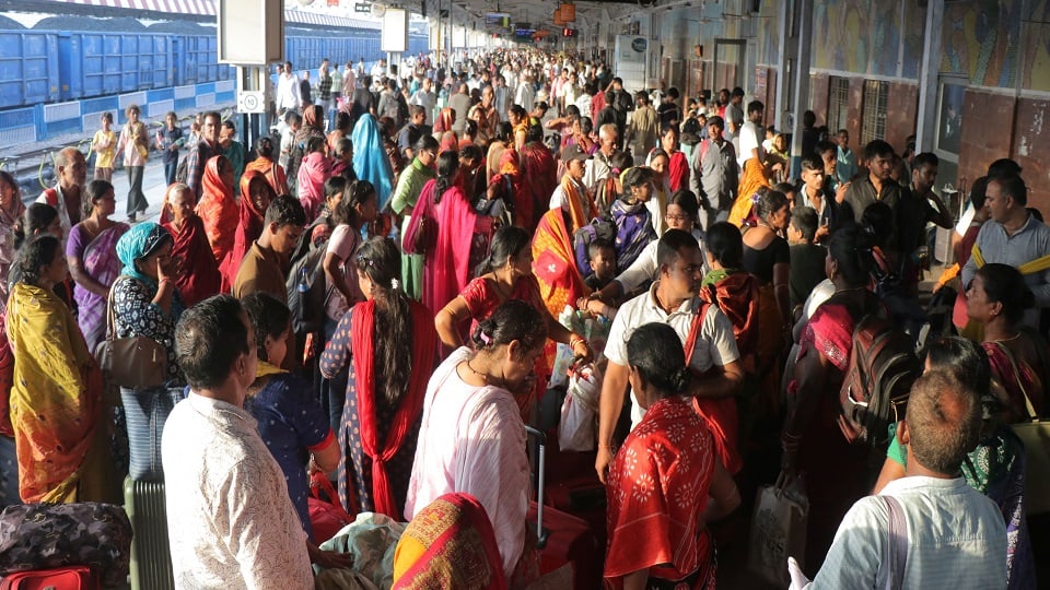 दिल्ली के लिए ट्रेनें निरस्त: स्टेशन पर दिनभर परेशान रहे यात्री, प्लेटफाॅर्म पर बैठने तक की जगह भी न मिली