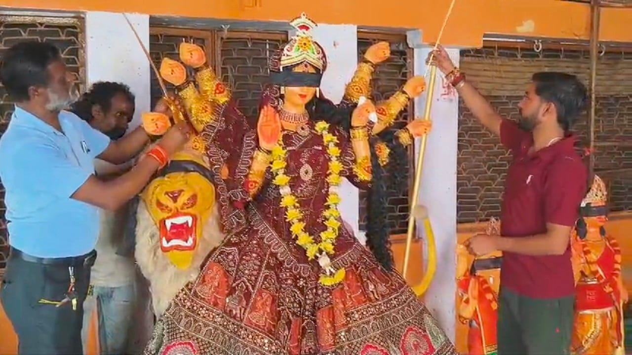 संकटा देवी मंदिर में सजाया गया पंडाल