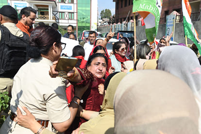 Police personnel try to stop supporters of INDIA bloc during a protest against Chief Election Commissioner Gya