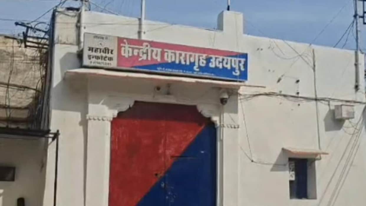 Rajasthan: Three arrested for providing VIP facilities to a criminal in Udaipur jail news in hindi