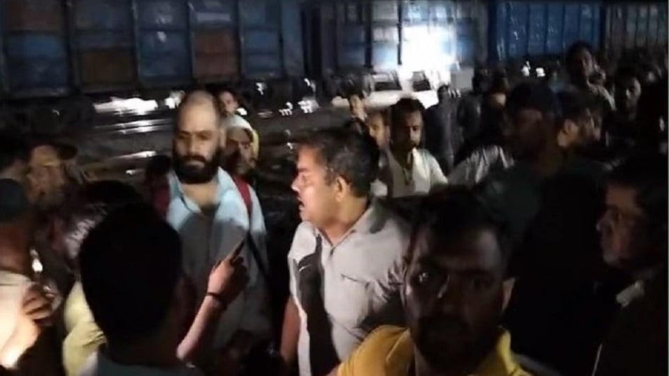 स्टेशन पर भिड़े डिप्टी एसएस और लोको पायलट: 20 मिनट तक रेल रूट ठप, वीडियो बनाने पर फोड़ा सिर; तीन गंभीर घायल