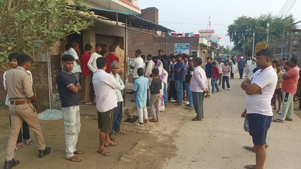 घटनास्थल पर जुटी लोगों की भीड़