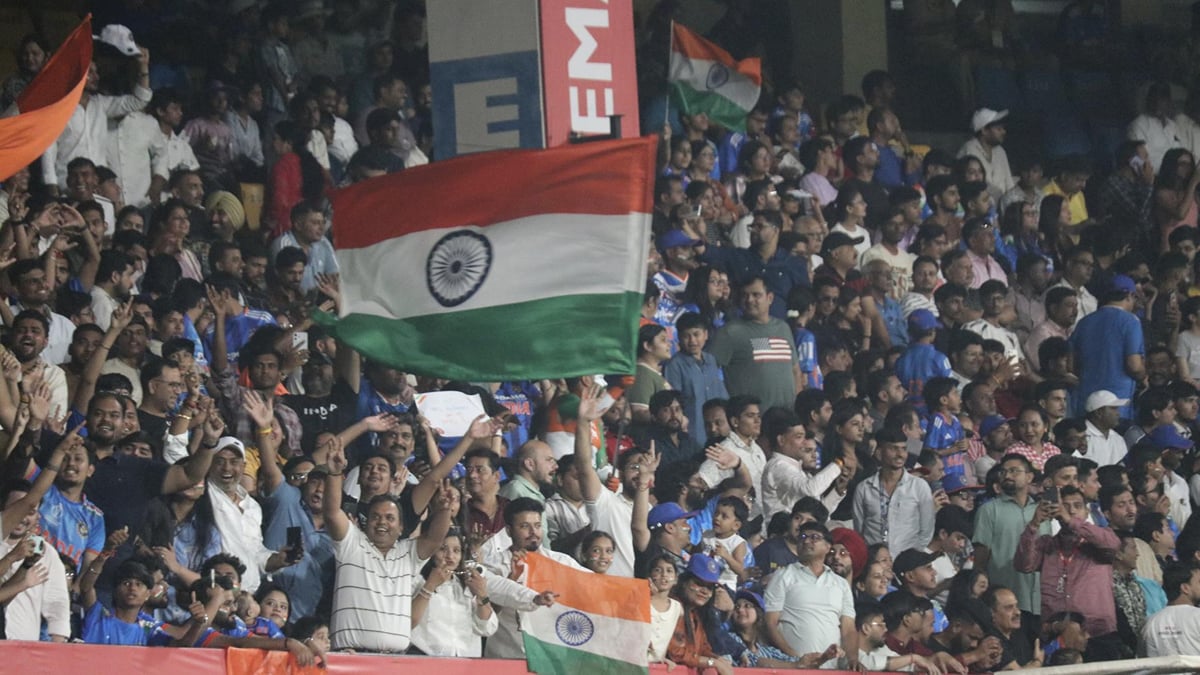 इंदौर: होलकर स्टेडियम में हुई चौकों-छक्कों की बारिश, 30 हजार से ज्यादा दर्शक पहुंचे; हर बाउंड्री पर आतिशबाजी