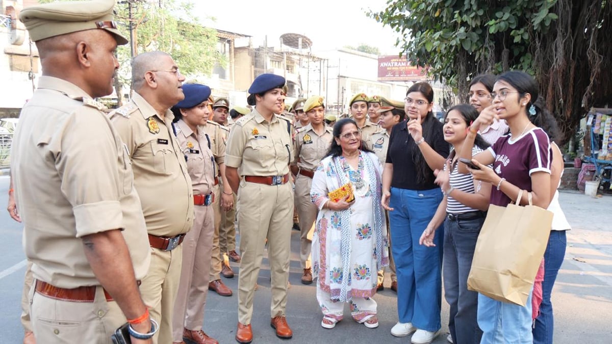 Jhansi: नवरात्र पर महिला पुलिसकर्मियों ने निकाली जागरूकता रैली, मिशन शक्ति फेज-6 के तहत चला अभियान
