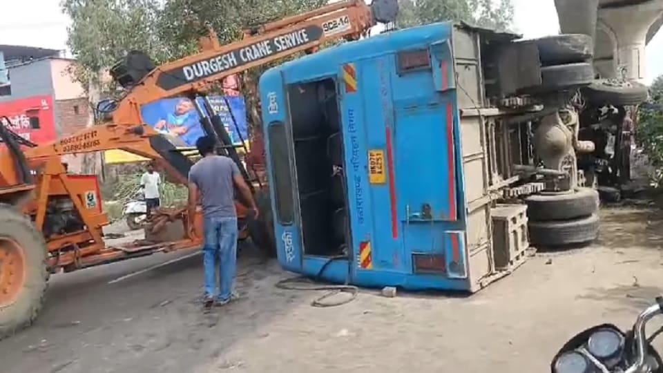 बस पलटी
