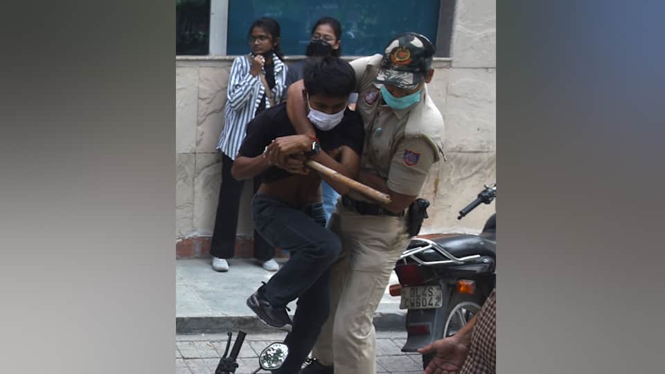 Attempt to breach security cordon Chaos erupts CJP protest in Connaught Place supporters and opponents clash