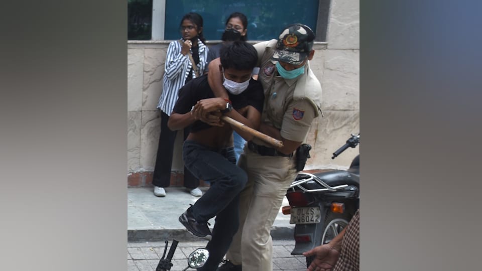 Attempt to breach security cordon Chaos erupts CJP protest in Connaught Place supporters and opponents clash