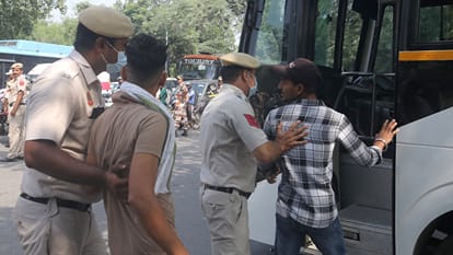 सीजेपी के प्रदर्शन के दौरान पुलिस ने हिरासत में लिया