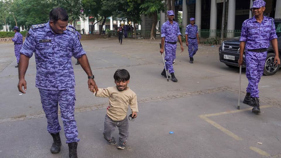 Attempt to breach security cordon Chaos erupts CJP protest in Connaught Place supporters and opponents clash