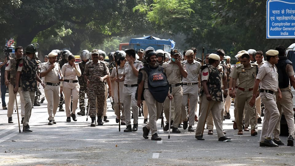 Attempt to breach security cordon Chaos erupts CJP protest in Connaught Place supporters and opponents clash