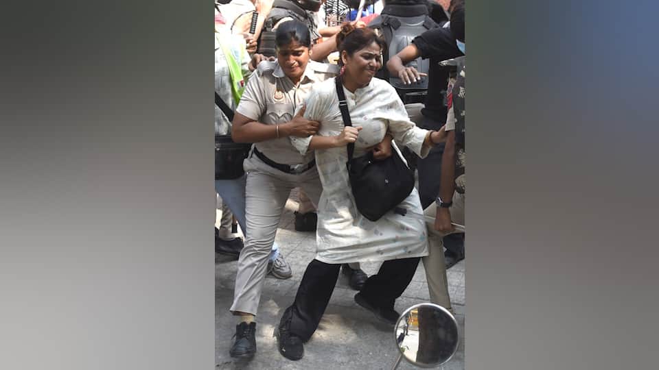 Attempt to breach security cordon Chaos erupts CJP protest in Connaught Place supporters and opponents clash