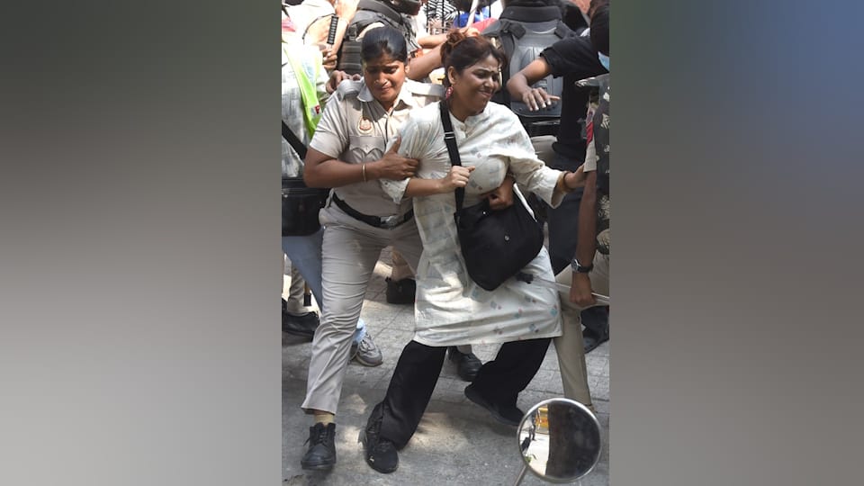 Attempt to breach security cordon Chaos erupts CJP protest in Connaught Place supporters and opponents clash
