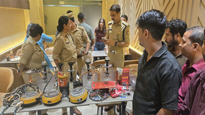 एस्केप कैफे लाउंज में पुलिस की छापेमारी