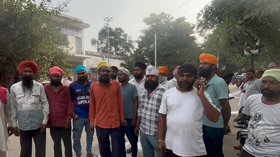 हादसे के बाद एकत्र लोग और गमजदा परिजन।
