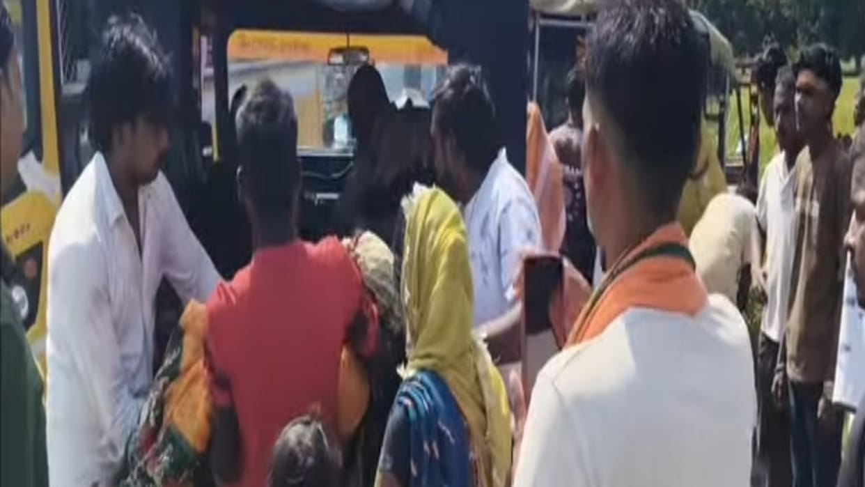 Kaushambi Auto-rickshaw packed with pilgrims collides with e-rickshaw loader; a dozen injured.