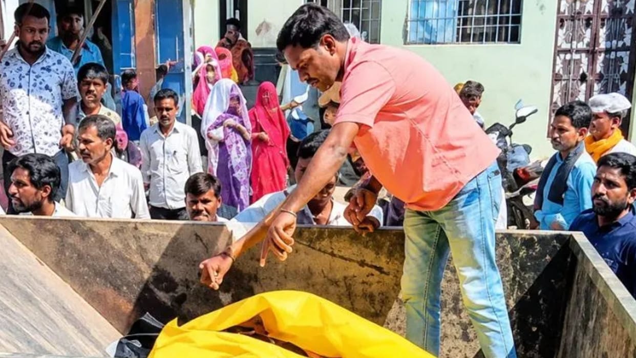 Jhalawar Khanpur Sanitation Worker Body Taken In Municipality Garbage Vehicle No Hearse Available