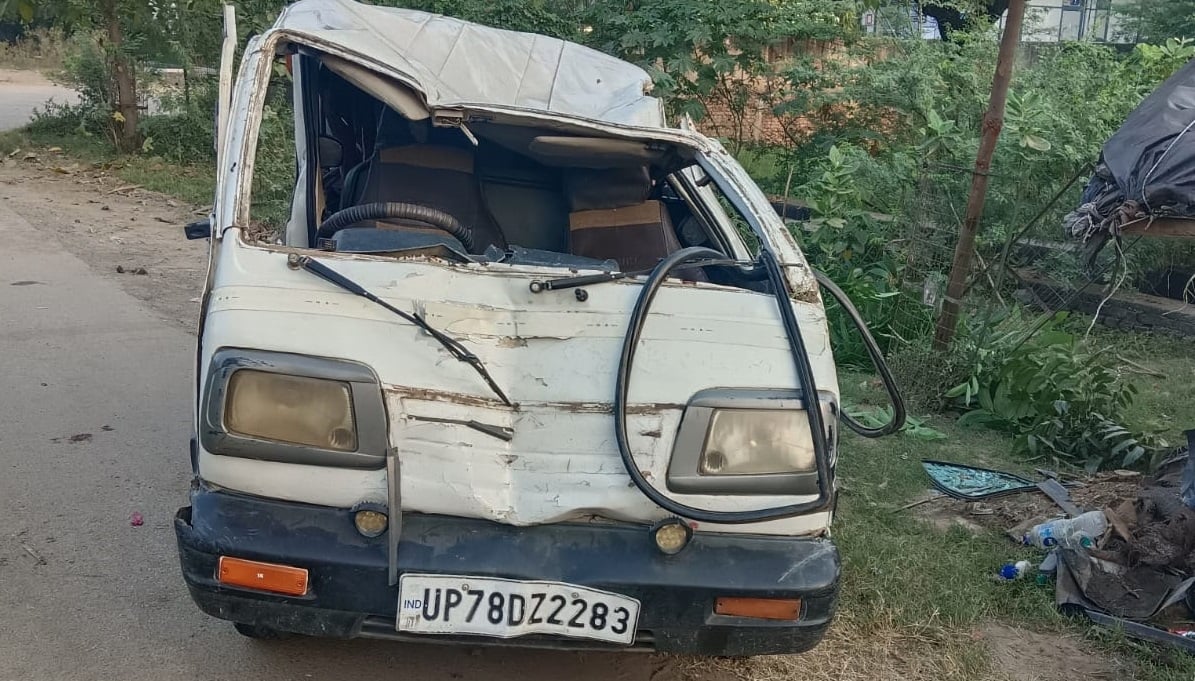 हमीरपुर हादसा: टायर फटने से अनियंत्रित हुई ओमनी कार, तीन लोगों को मारी टक्कर, महिला समेत दो की मौत, दो घायल