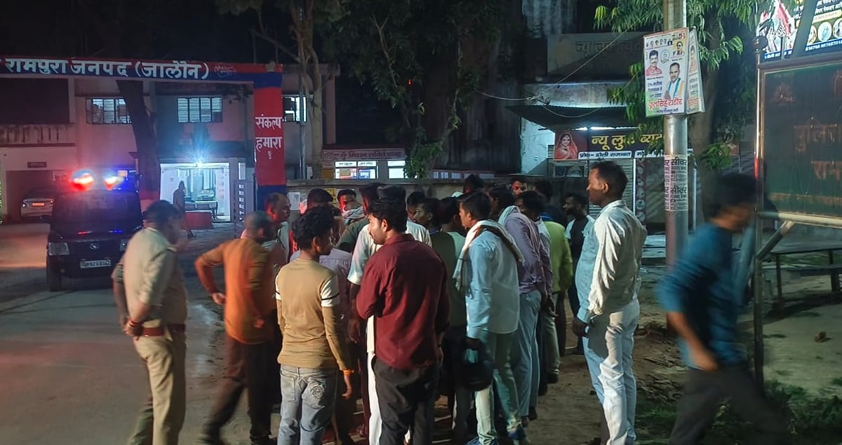 उरई हादसा: स्कूली बस की टक्कर से स्कूटी सवार की मौत, चार बच्चों के सिर से उठा पिता का साया, परिजनों में कोहराम