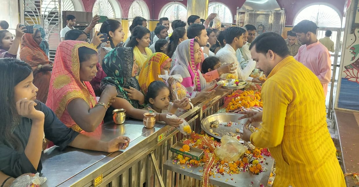 Navratri in Farrukhabad Crowds thronged Goddess temples for darshan long queues of devotees formed