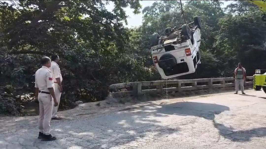 Chitrakoot Bolero carrying pilgrims fell into Jhuri River two people died and four were injured