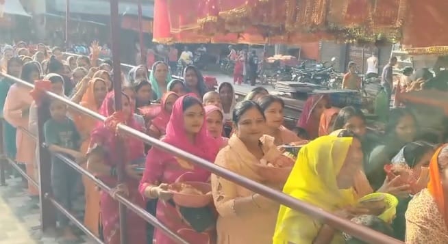 Kanpur Shardiya Navratri Chants of Jai Mata Di resound massive crowds throng Devi temples
