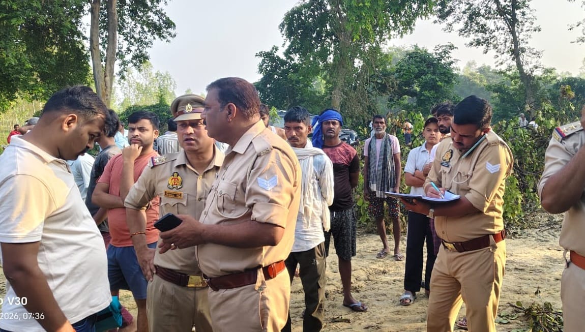 घटनास्थल पर जांच करती पुलिस