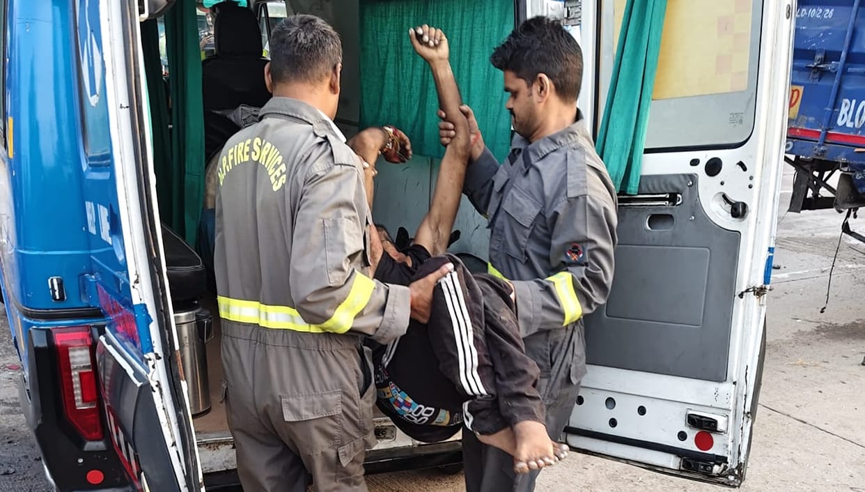 Kanpur Dehat DCM rams into rear of truck one driver died another injured and admitted to medical college