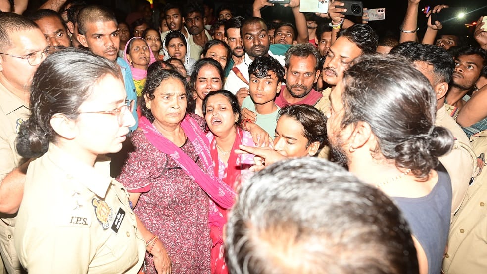 Kanpur Youth dies after being hit by roadways bus family members lay siege to police station and block  road