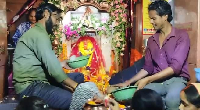Kanpur Shardiya Navratri Chants of Jai Mata Di resound massive crowds throng Devi temples
