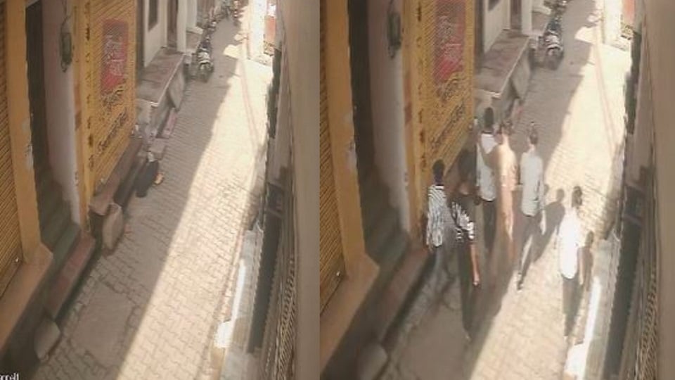 कलंकित हुई ममता: कूड़े के ढेर में मिले पाॅलिथिन में बंद दो भ्रूण, नोच रहे थे कुत्ते; जांच में जुटी पुलिस