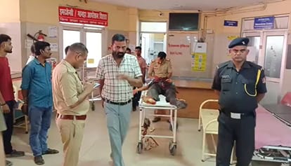 मंडलीय अस्पताल में पंचनामा करती पुलिस।