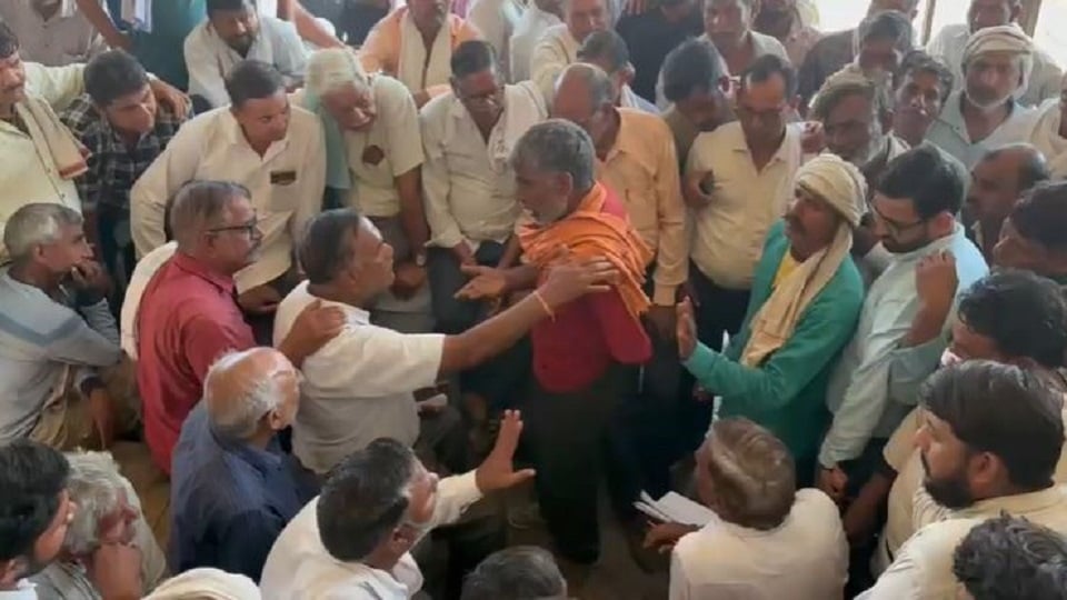 मजदूरी बढ़ाने की मांग: गल्ला मंडी में मजदूरों का धरना, सड़क की जाम; मांग पूरी न होने तक काम बंद रखने का ऐलान