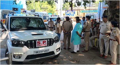 मौके पर मौजूद पुलिस अधिकारी