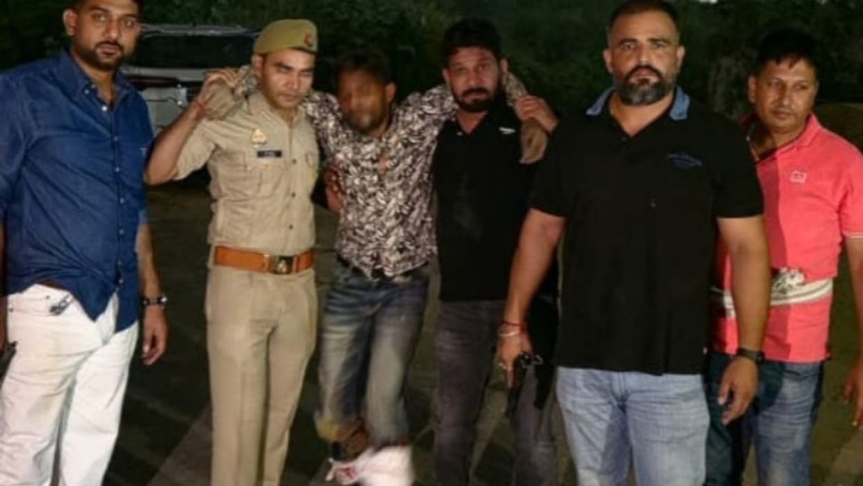 Nagin a criminal with a reward of Rs 50000 arrested in an encounter shot in the leg facing over 100 criminal c