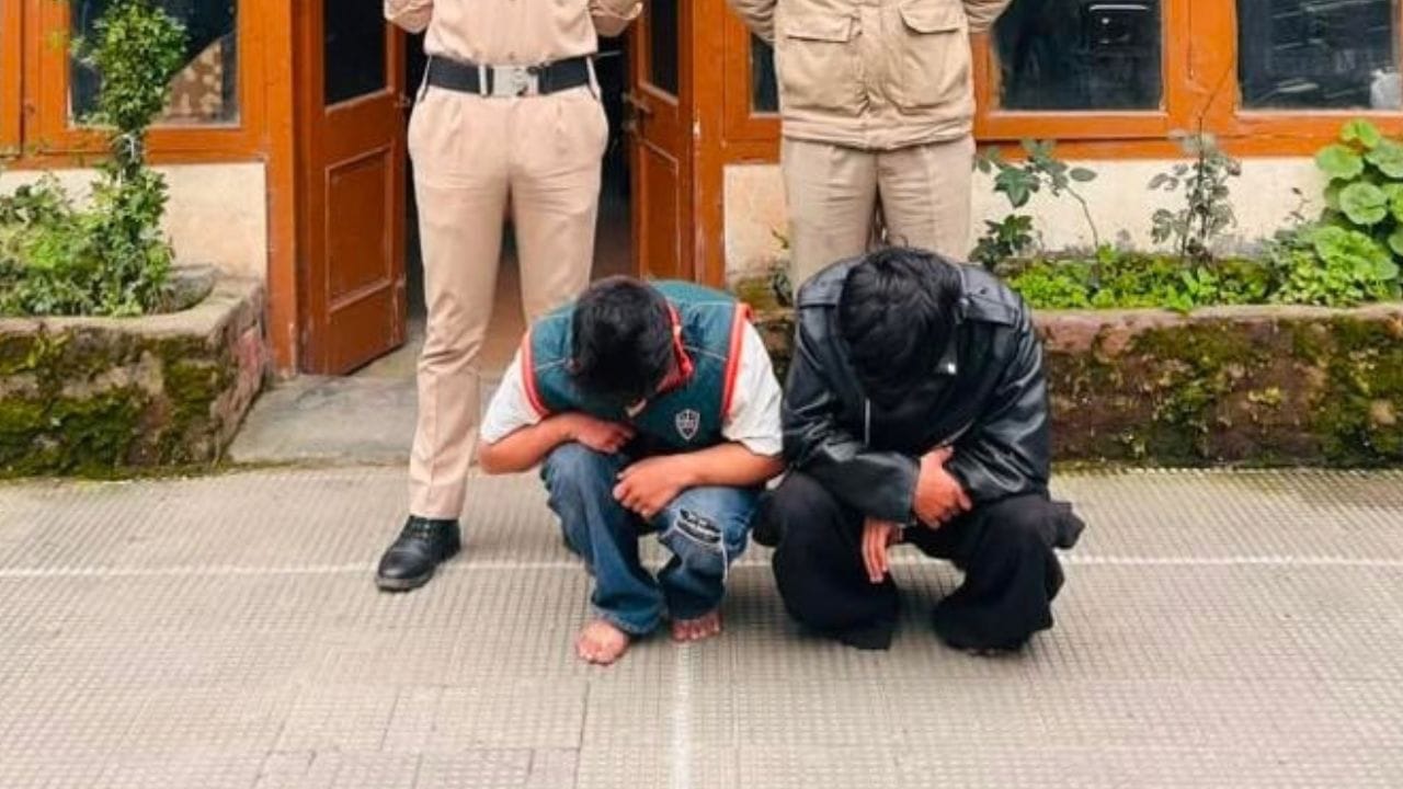 पुलिस की गिरफ्त में आरोपी।