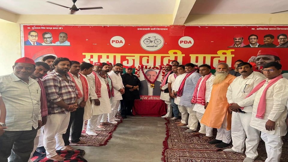 आगरा: पुण्यतिथि पर सपा संस्थापक मुलायम सिंह यादव को किया नमन, सूबे में सरकार बनाने का लिया संकल्प
