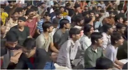 प्रदर्शन करते छात्र