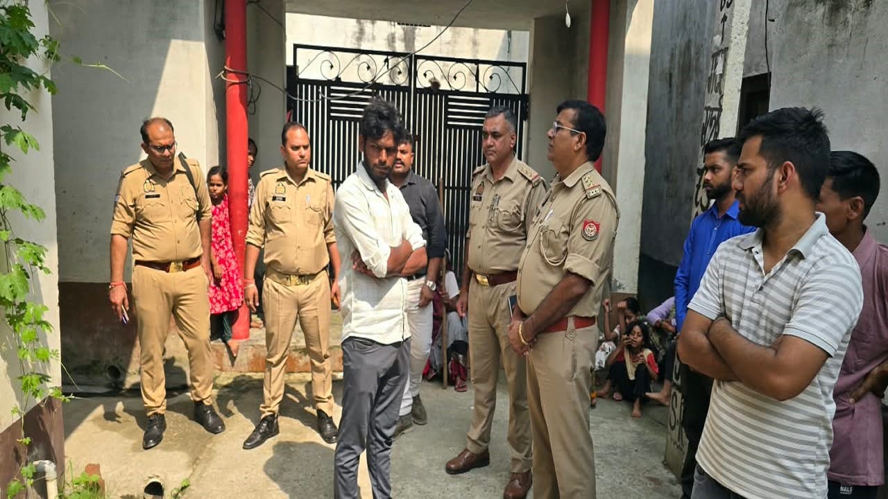 मृतका के परिजनों से पूछताछ करती पुलिस