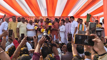 राज्यसभा सांसद रामप्रताप सिंह चाैहान का स्वागत करते कार्यकर्ता।