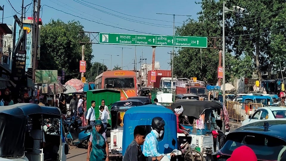 माॅडल चाैराहे का ऐसा हाल: अतिक्रमण की मार और दिनभर जाम, शोर और धुएं से पुलिसकर्मी भी हो जाते हैं बीमार