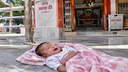 छह माह की एक मासूम मंदिर के फर्श पर अकेली पड़ी।