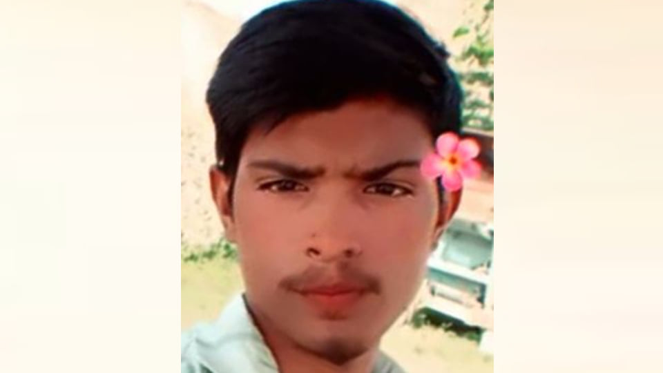 महोबा: युवक का फंदे पर लटकता मिला शव, चाचा ने दोस्तों पर हत्या कर शव लटकाने का लगाया आरोप