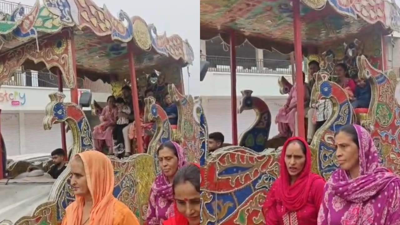 रथ में नन्हीं नातिन को ले जाते परिजन।