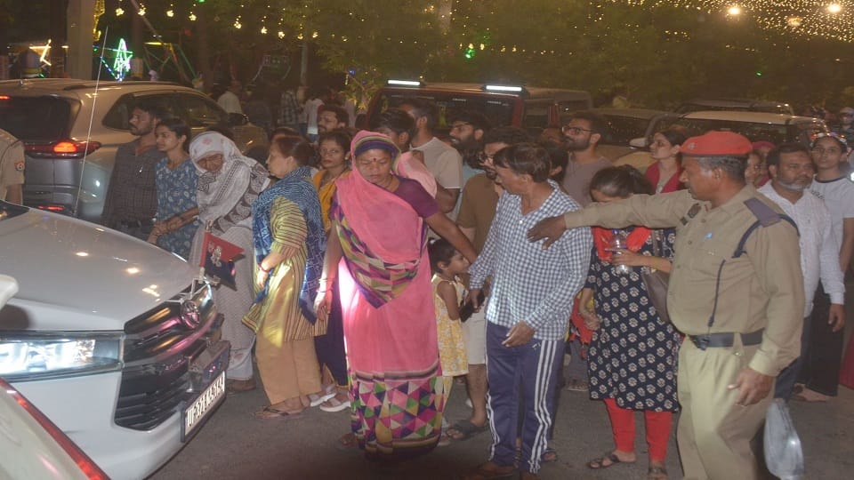 Police blocked road for an official without diversion plan people were stuck in a traffic jam for hours