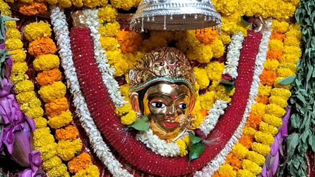 काशी में नवरात्र का शंखनाद: मां शैलपुत्री के दर्शन को जनसैलाब, एक किमी लंबी लगी कतार; बजे घंट-घड़ियाल