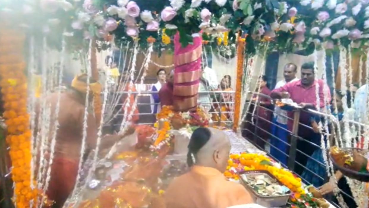 Goddess Shailaputri worshipped on the first day of Shardiya Navratri; devotees throng the Alop Shankari Temple