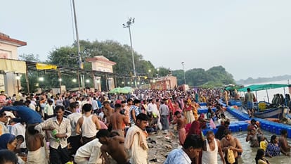 नवरात्रि के पहले दिन भोर में ही कड़ा के कुबरी गंगा घाट पर आस्था की डुबकी लगाते श्रद्धालु